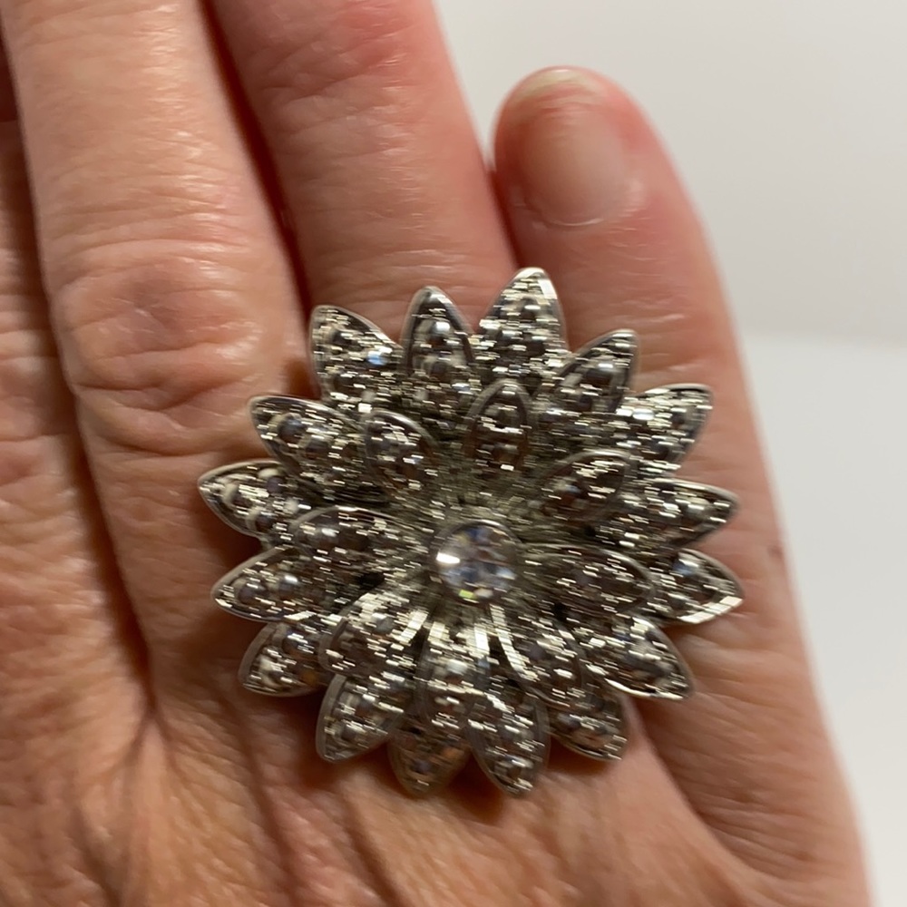 Beautiful silver ring. Stretchy band.